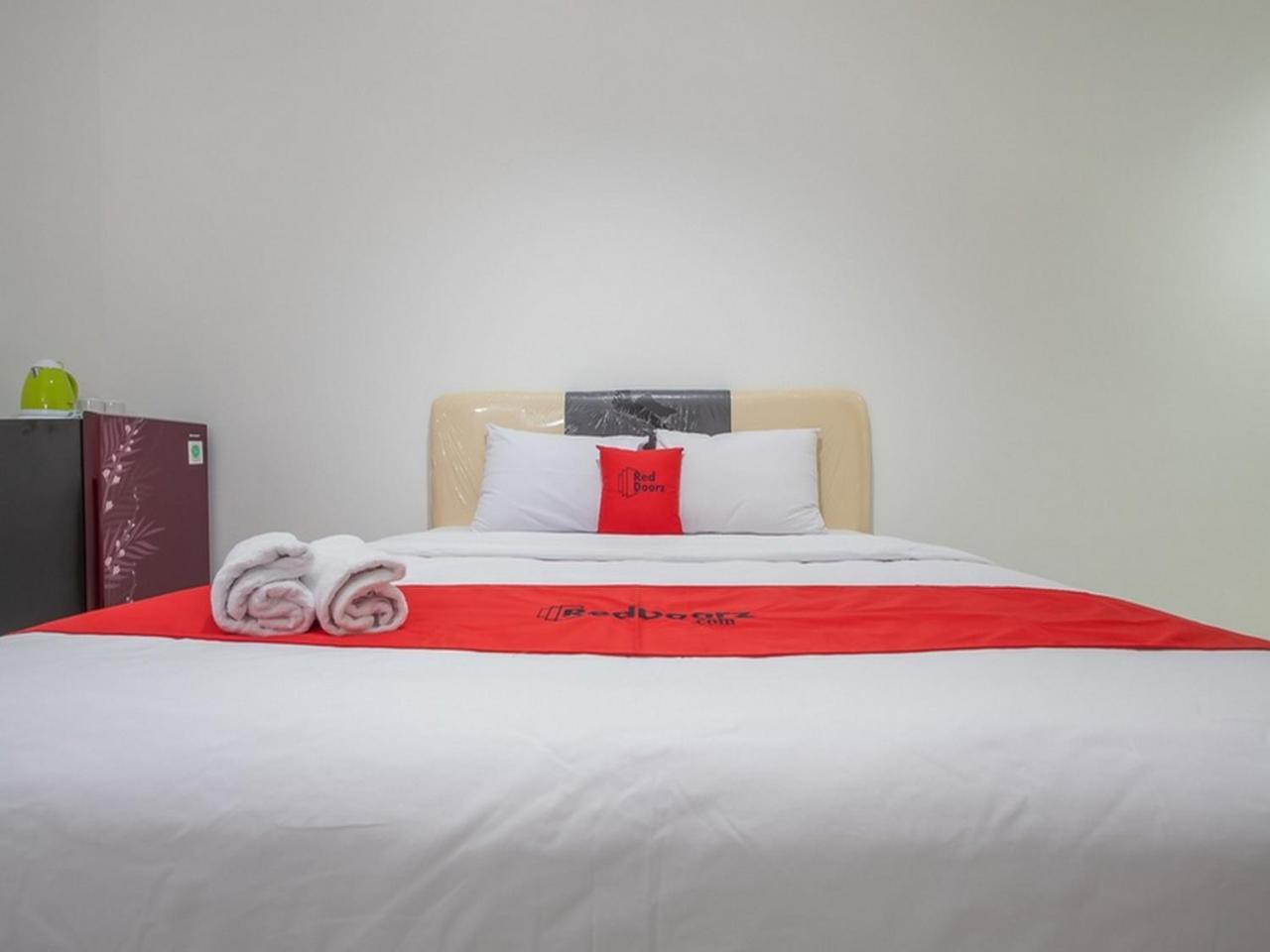Hotel Reddoorz @ Kertajaya Surabaya Esterno foto